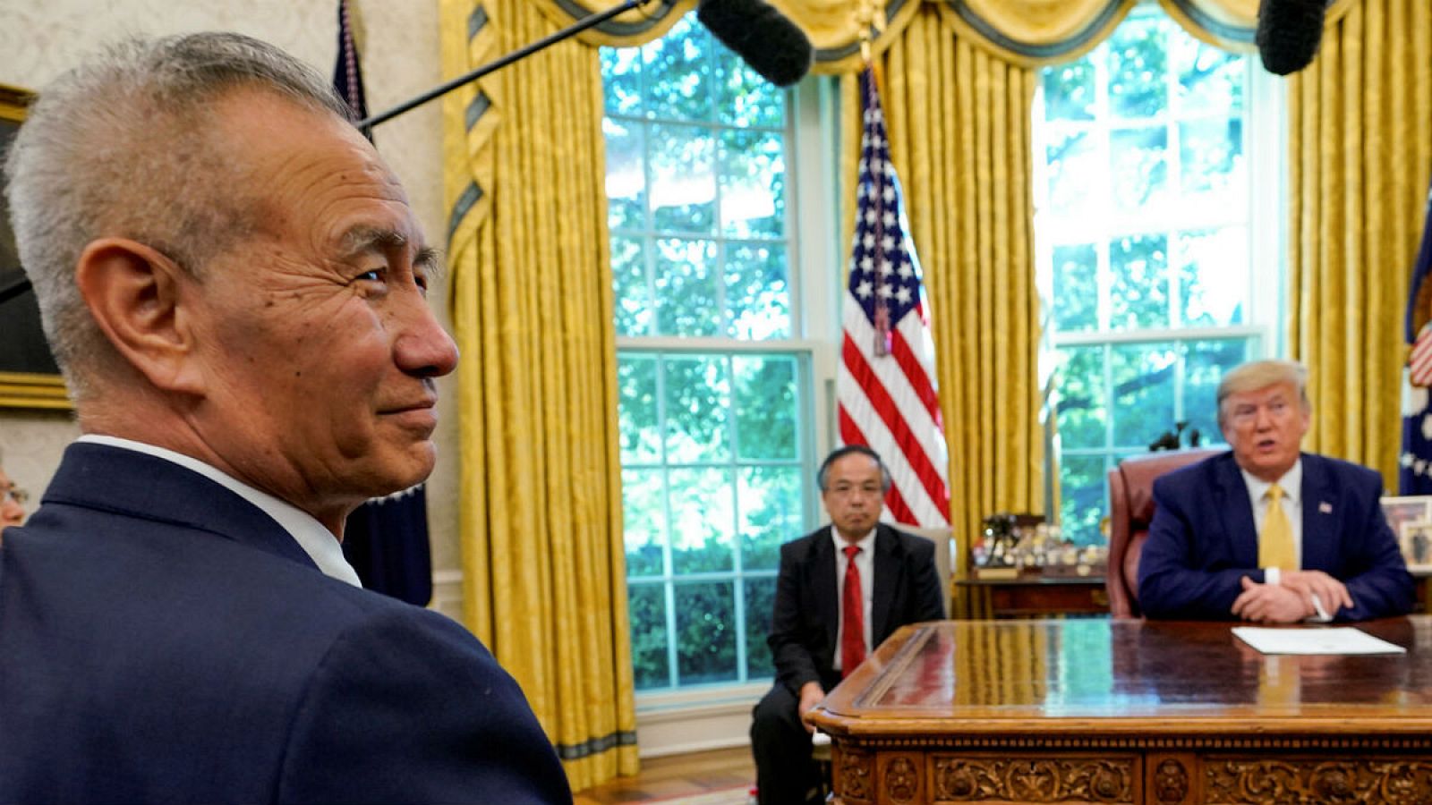 El vice primer ministro de China, Liu He, durante una reunión con el presidente de Estados Unidos, Donald Trump, en octubre de 2019.