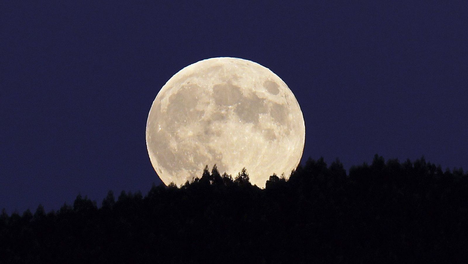 ¿En un eclipse penumbral, el brillo de la Luna disminuye, por lo que hay que estar atento para apreciarlo.