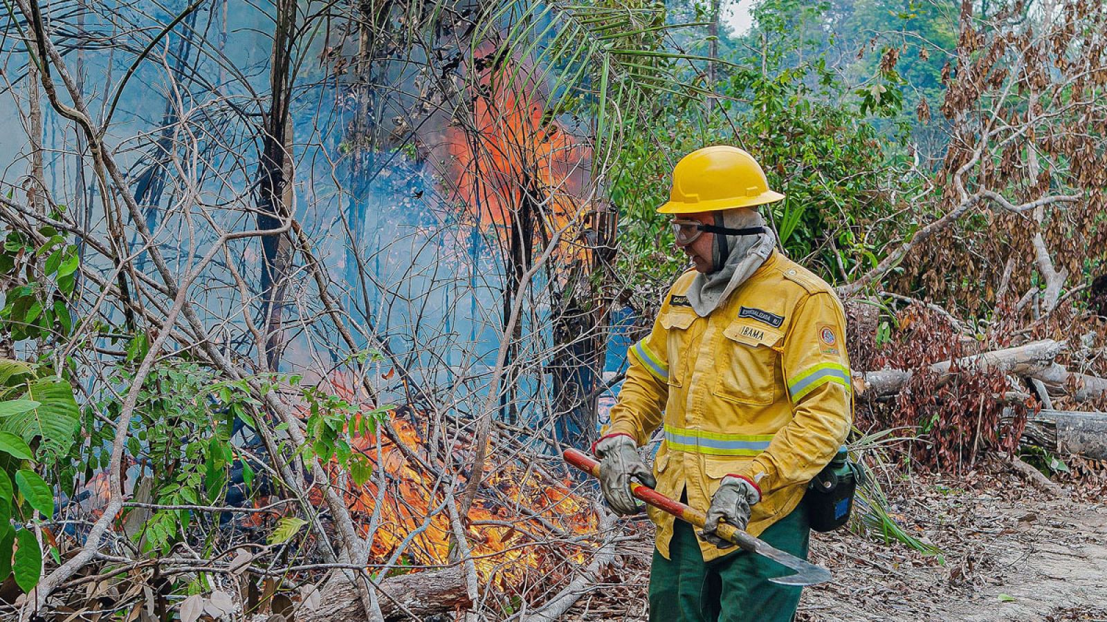 Imagen de septiembre de 2019 de un brigadista ambiental trabajando para apagar el fuego en una área de selva en la Floresta Nacional de Jacundá (Brasil)