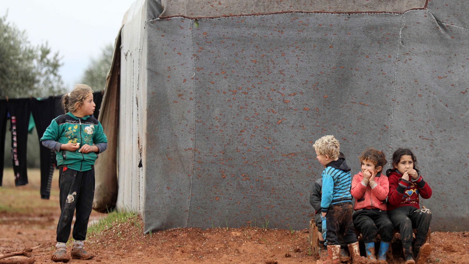 Unos niños sirios en un campamento de desplazados en la provincia de Idlib, en el norte de Siria.