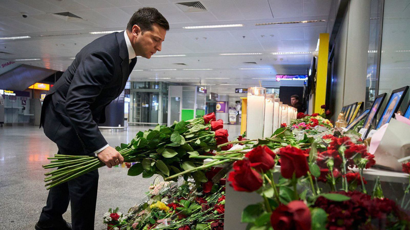 El presidente ucraniano, Vladímir Zelenski, en una ofrenda floral a las 179 víctimas del vuelo derribado en Irán le miércoles.