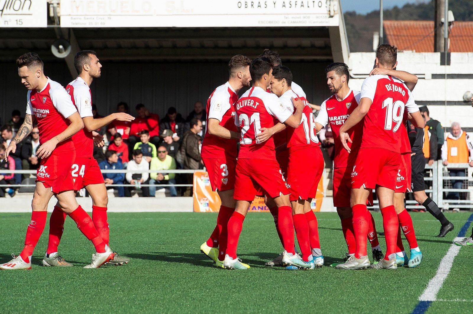 Los jugadores del Sevilla FC celebran un gol ante la Unión Montañesa Escobedo.
