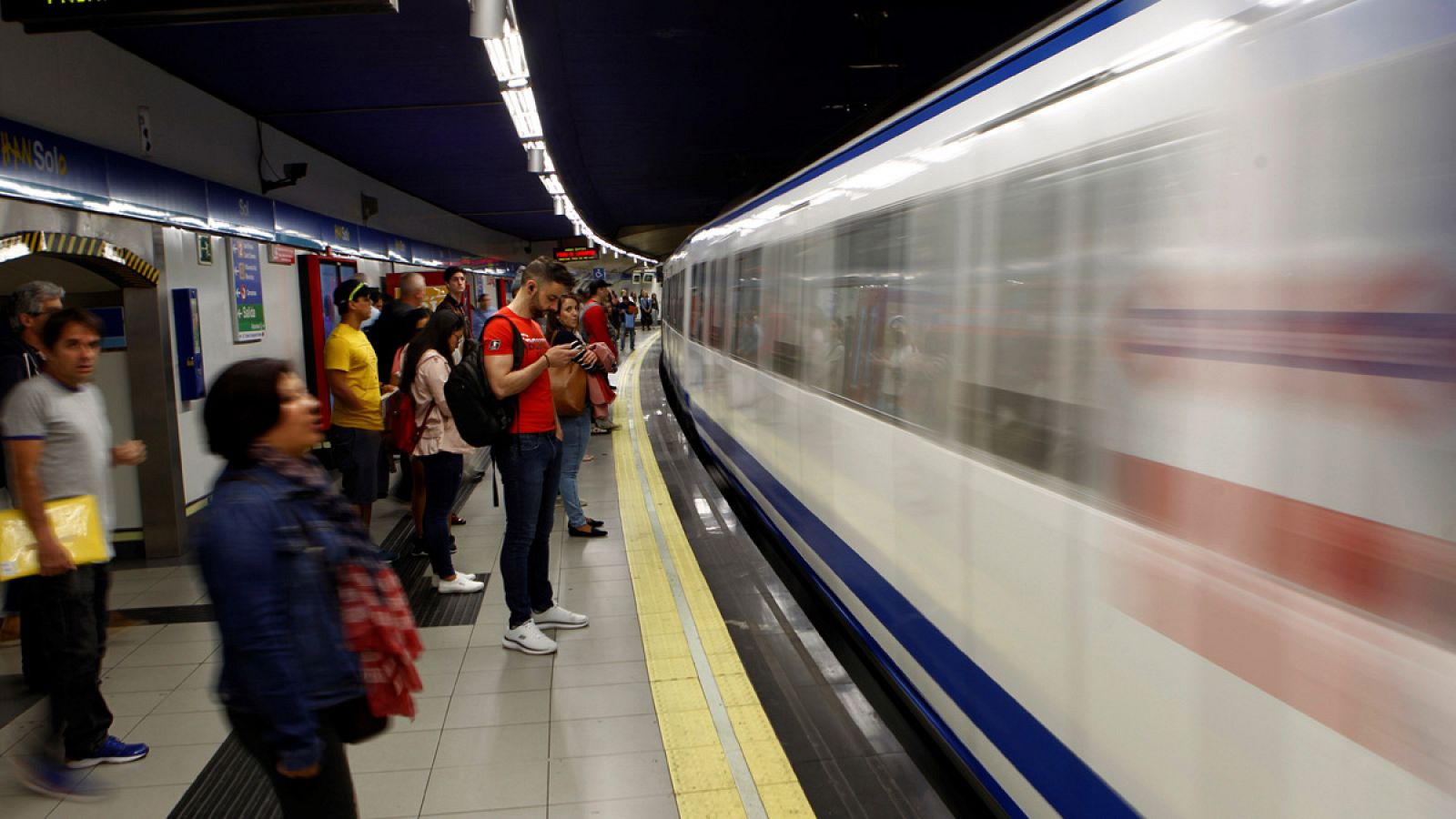 Un andén en la estación de metro Sol