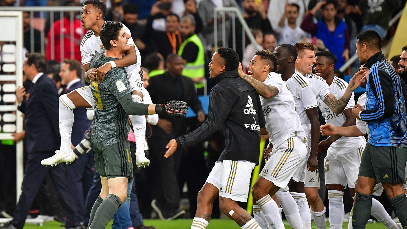 Los jugadores del Real Madrid celebran la consecución de la Supercopa.
