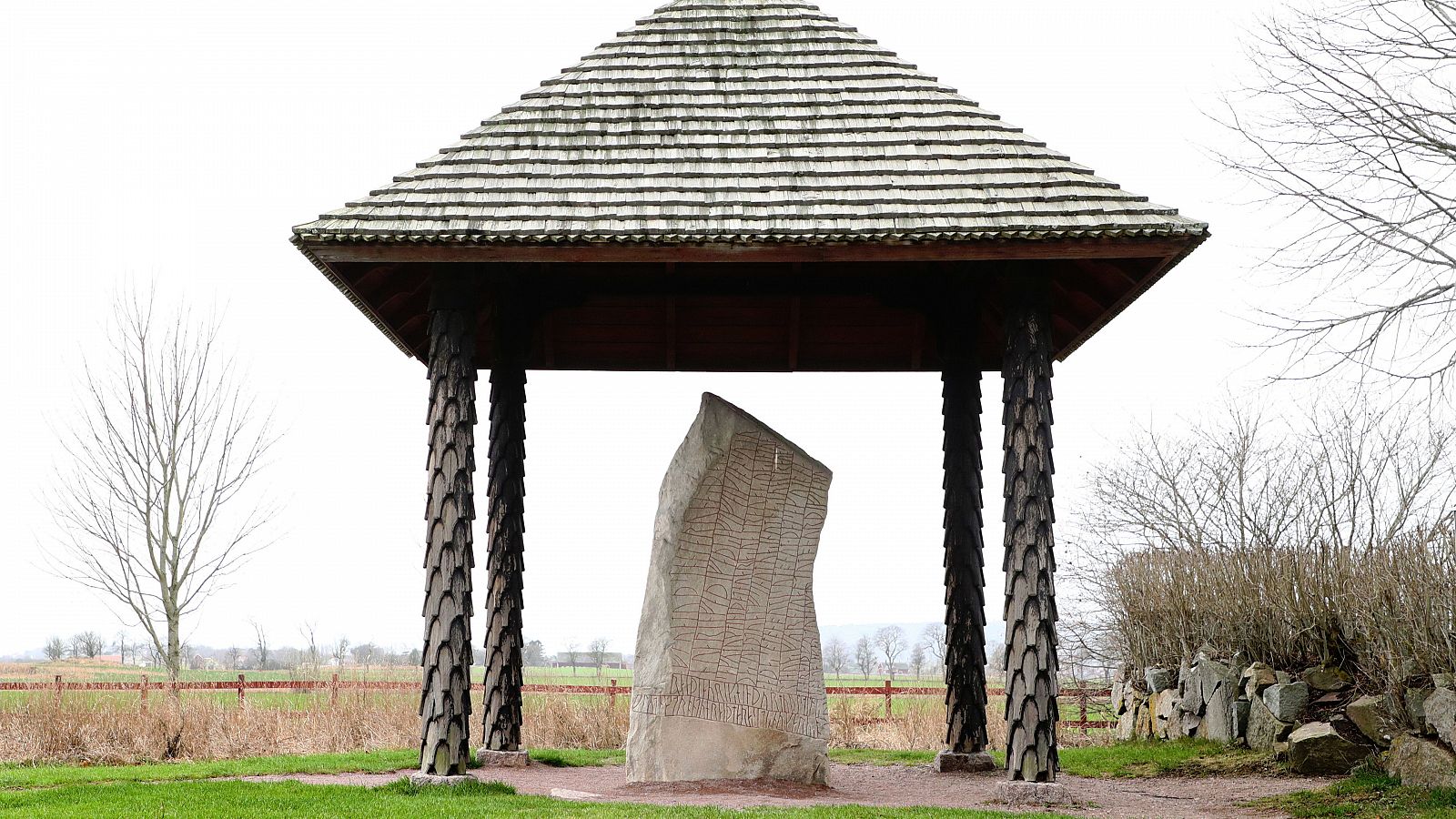 La piedra rúnica de Rök, erigida en Ístergötland, Suecia, alrededor del año 800 dC.