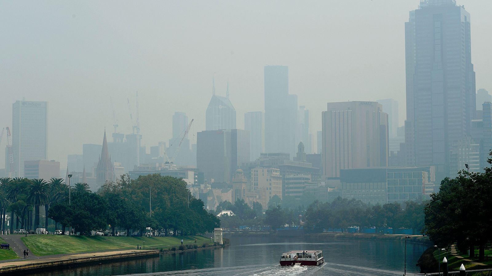 La ciudad australiana de Melbourne aparece estos días cubierta por una espesa cortina de humo.