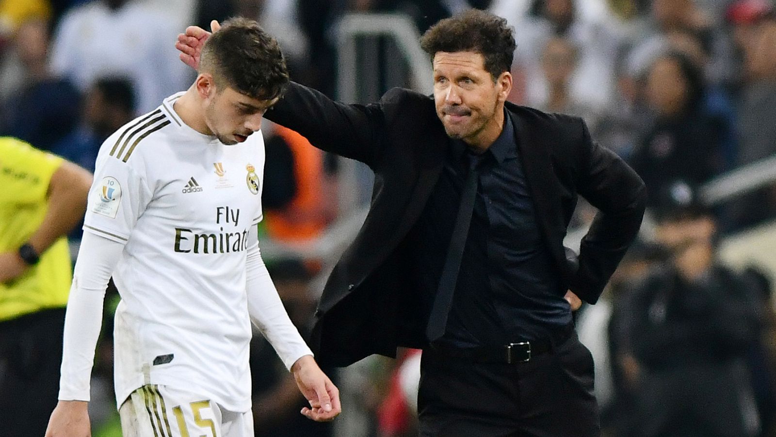 Fede Valverde es consolado por Diego Simeone tras su expulsión en la pasada Supercopa.