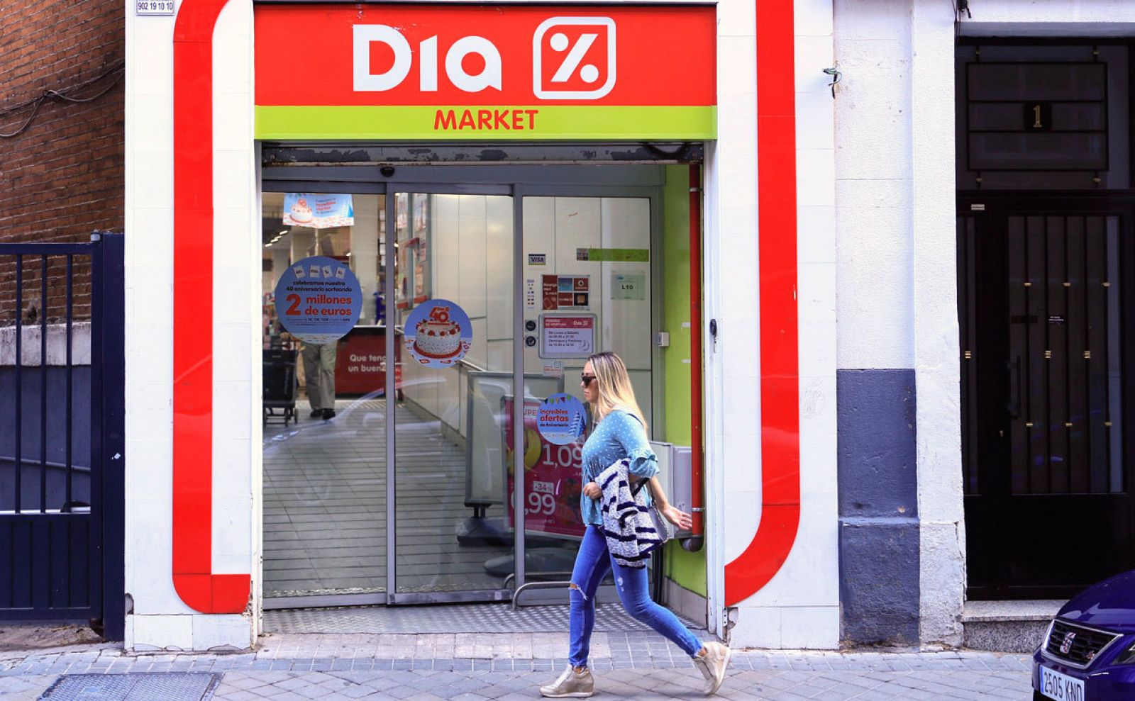 Una mujer pasa frente a la puerta de una de las tiendas de la cadena de supermercados Día.