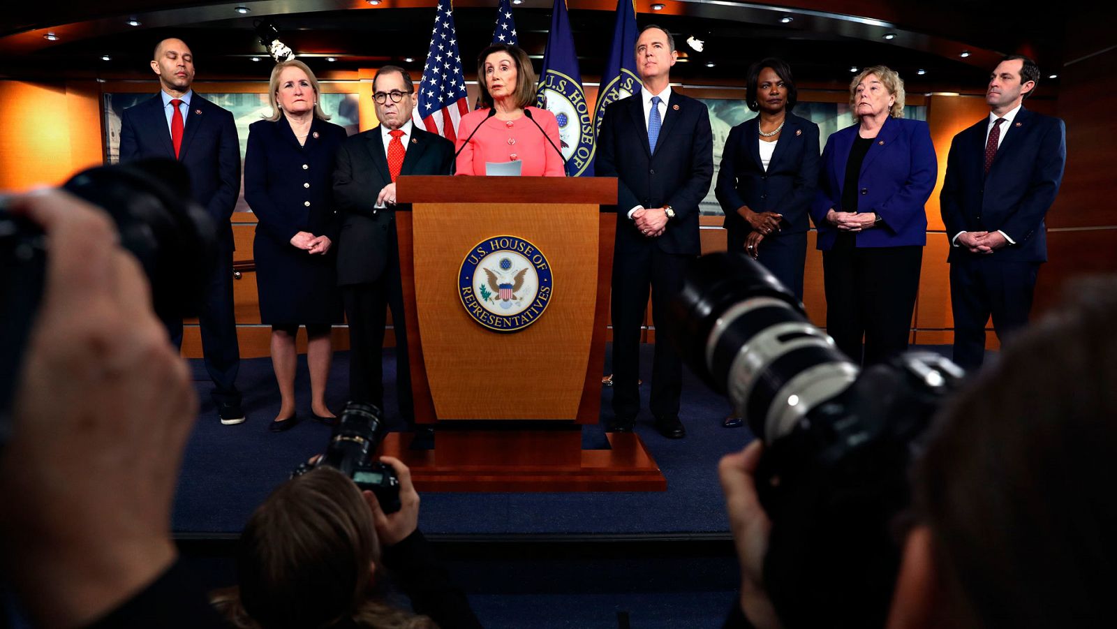 La líder demócrata, Nancy Pelosi, presenta a los siete congresistas que ejercerán como fiscales en el 'impeachment' de Trump