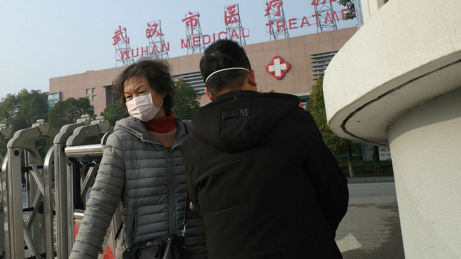 Una mujer abandona el centro médico de Wuhan, donde falleció un hombre que estaba ingresado por el coronavirus similar al síndrome agudo respiratorio grave (SARS).