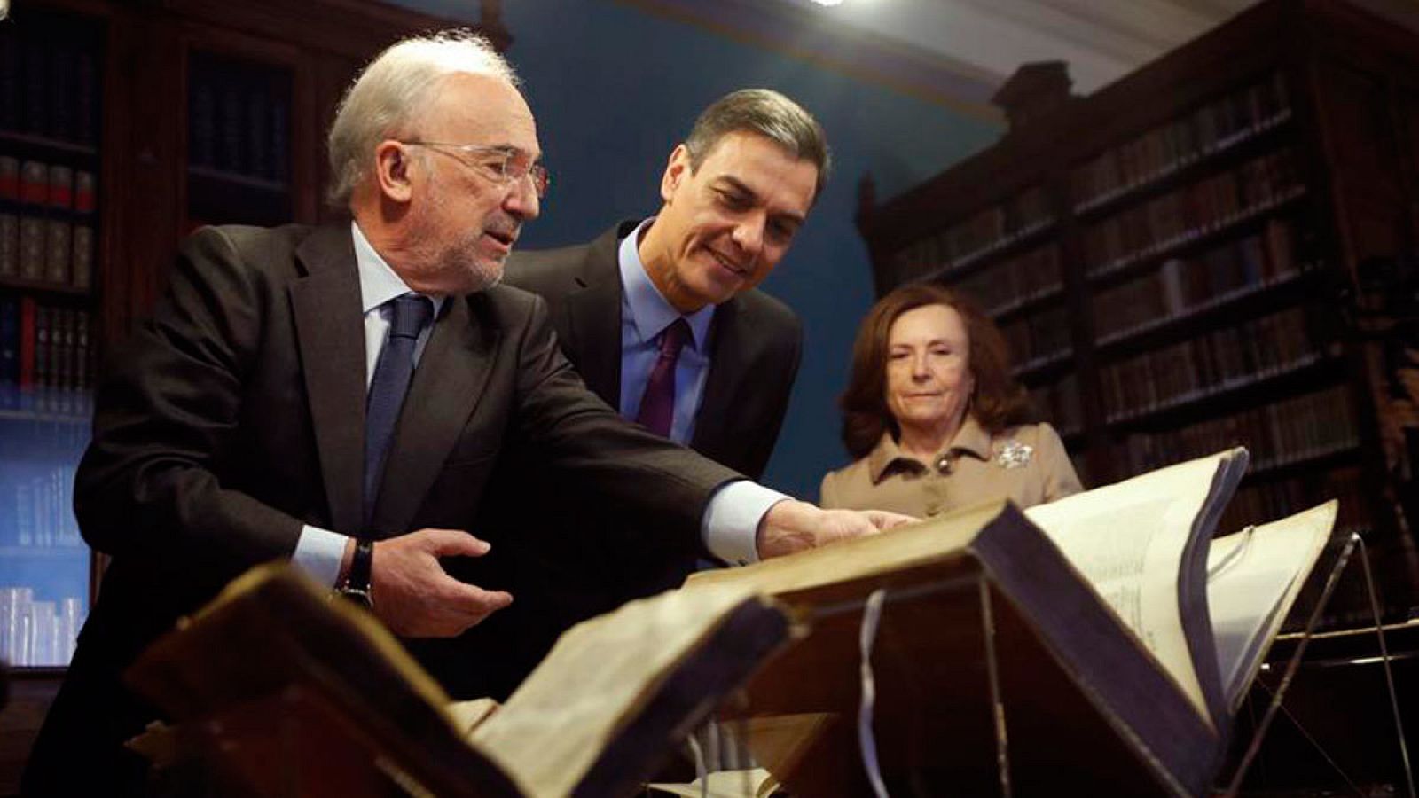 Imagen de archivo en la que aparecen el presidente del Gobierno, Pedro Sánchez, y el presidente de la Real Academia Española, Santiago Muñoz Machado (i), durante la visita a la sede de la RAE.