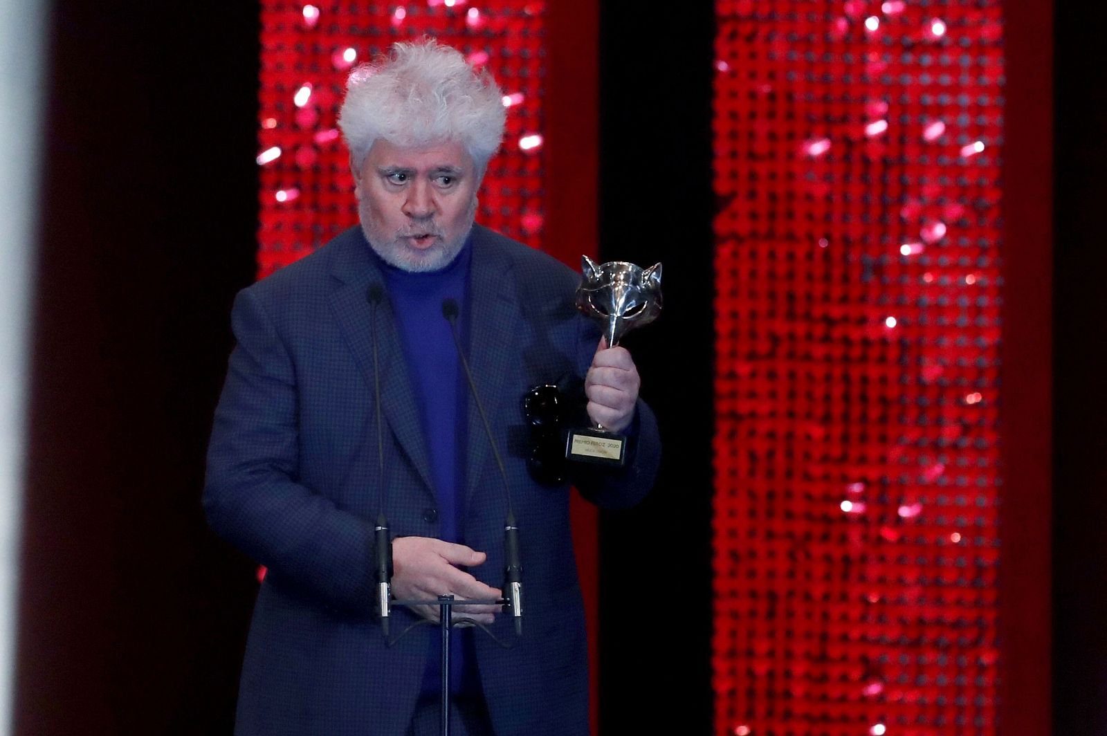 El director y guionista Pedro Almodóvar posando con uno de los seis premios Feroz que ha obtenido 'Dolor y Gloria'.