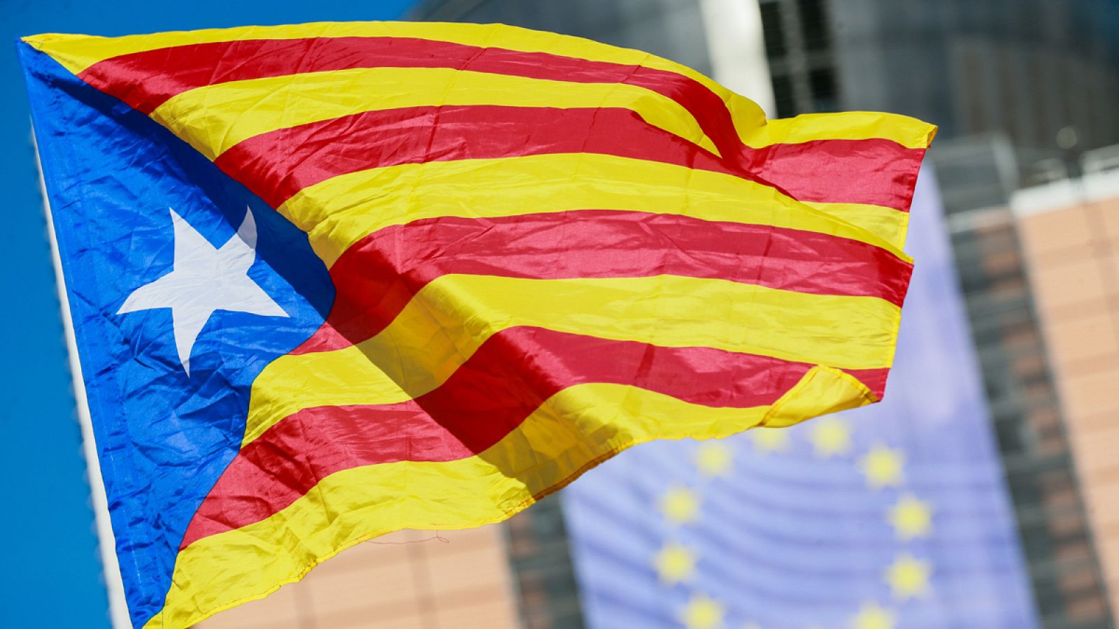 Imagen de archivo de una bandera independentista catalana ondeando en Bruselas