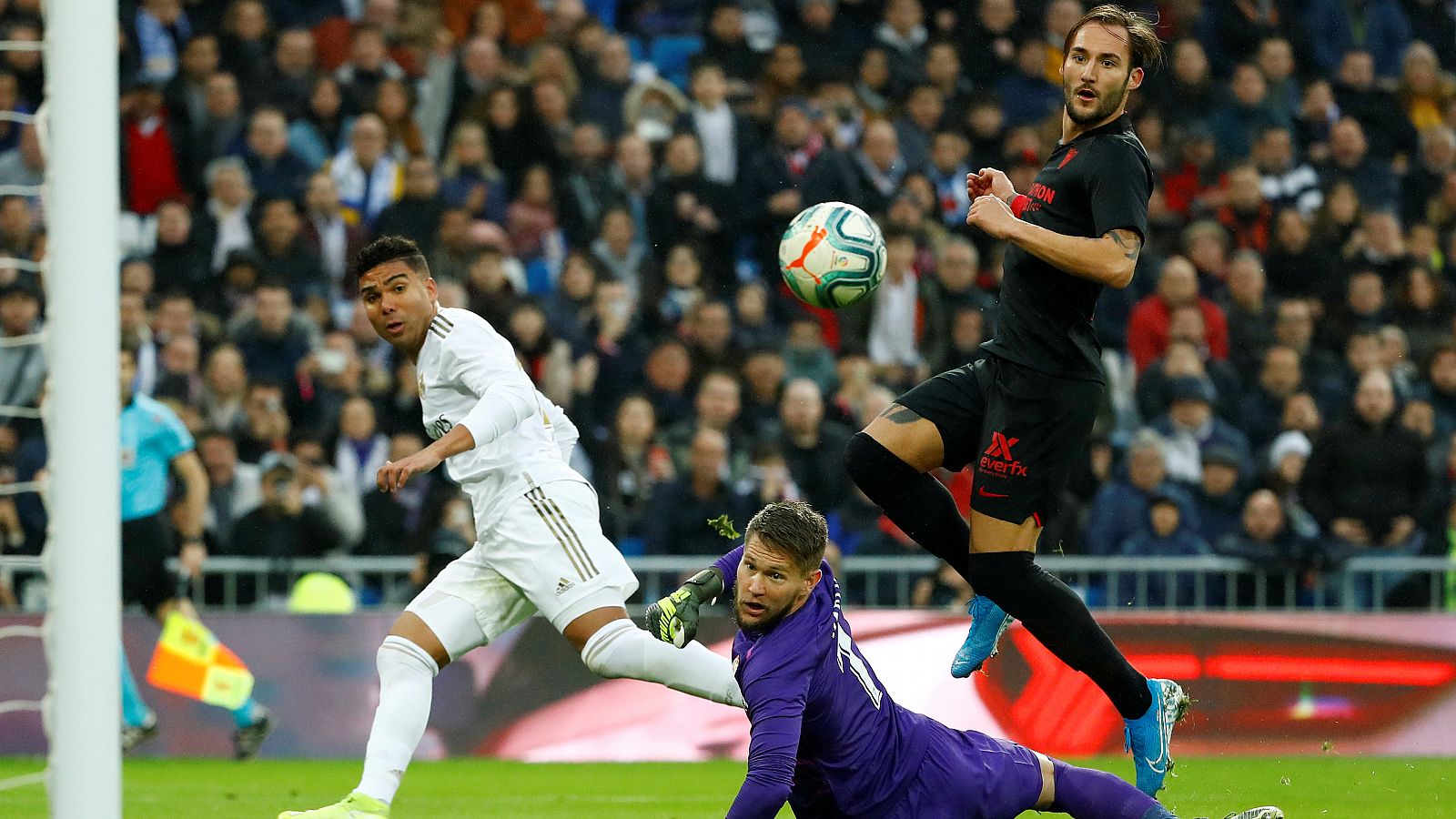 Casemiro anota el primer tanto del Madrid ante el Sevilla.