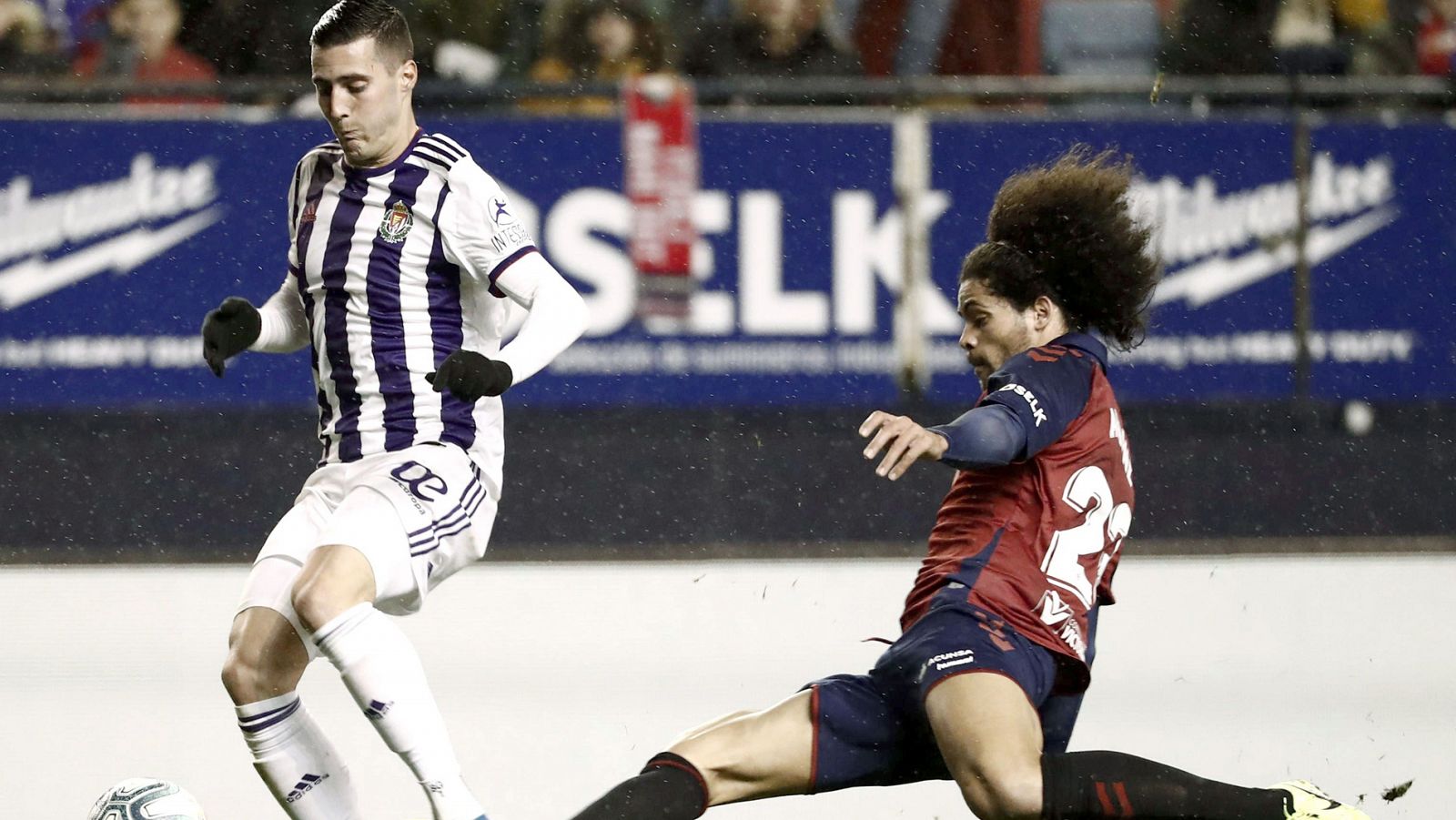 El delantero del Real Valladolid Sergio Guardiola (i) intenta superar a Aridane Hernández, de Osasuna.