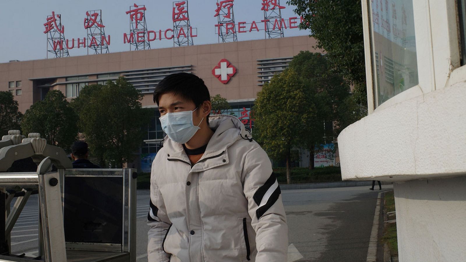 Un hombre abandonando el Centro de Tratamiento Médico de Wuhan, China.