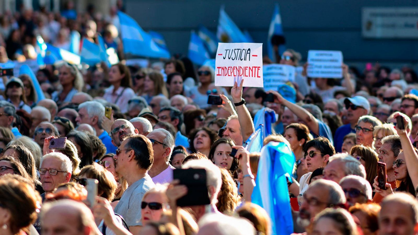 Manifestantes muestran cárteles con la palabra "justicia" durante un acto conmemorativo por la muerte del fiscal argentino Alberto Nisman.