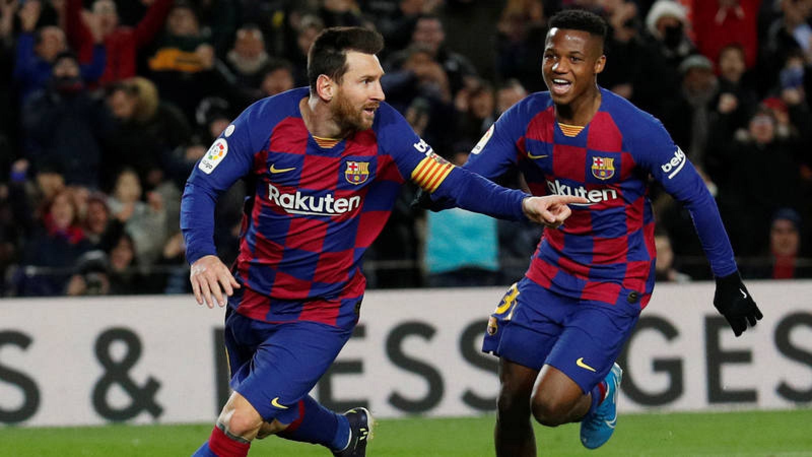 Leo Messi celebra el 1-0 al Granada con Ansu Fati al fondo.