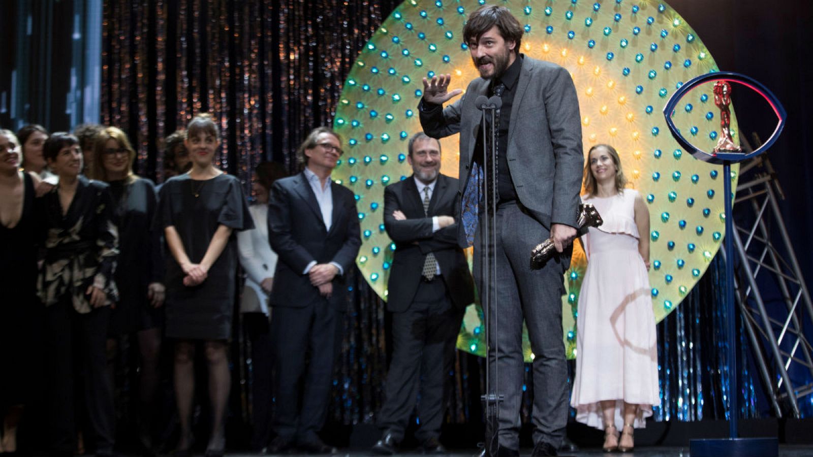 El director Carlos Marqués-Marcet recibe el Premio Gaudí a la mejor película por 'Els dies que vindran', durante la entrega de los XII Premios Gaudí que concede la Academia del Cine Catalán, en Barcelona.
