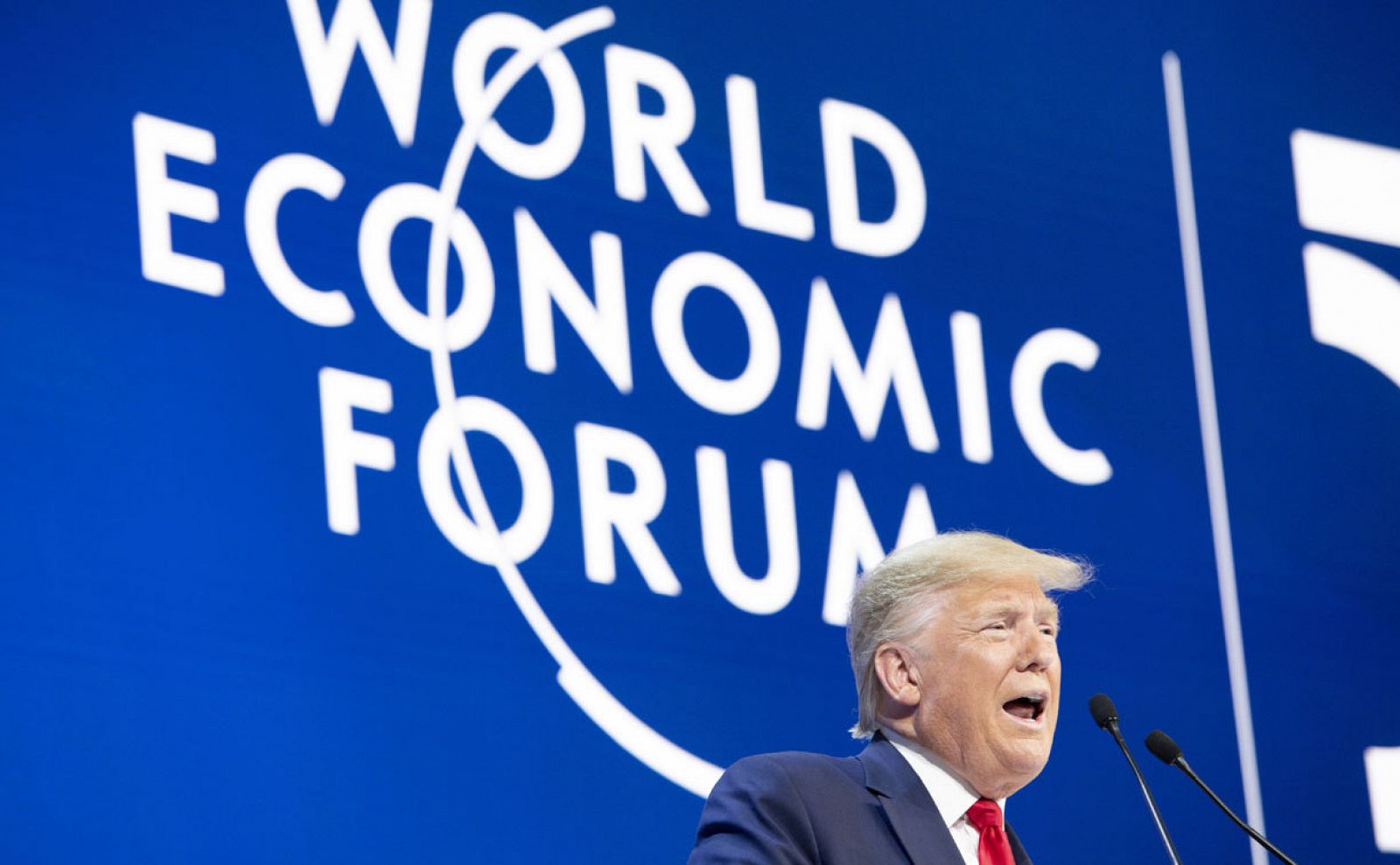 El presidente de los Estados Unidos, Donald J. Trump, se dirige a una sesión plenaria durante la 50ª reunión anual del Foro Económico Mundial (FEM) en Davos, Suiza
