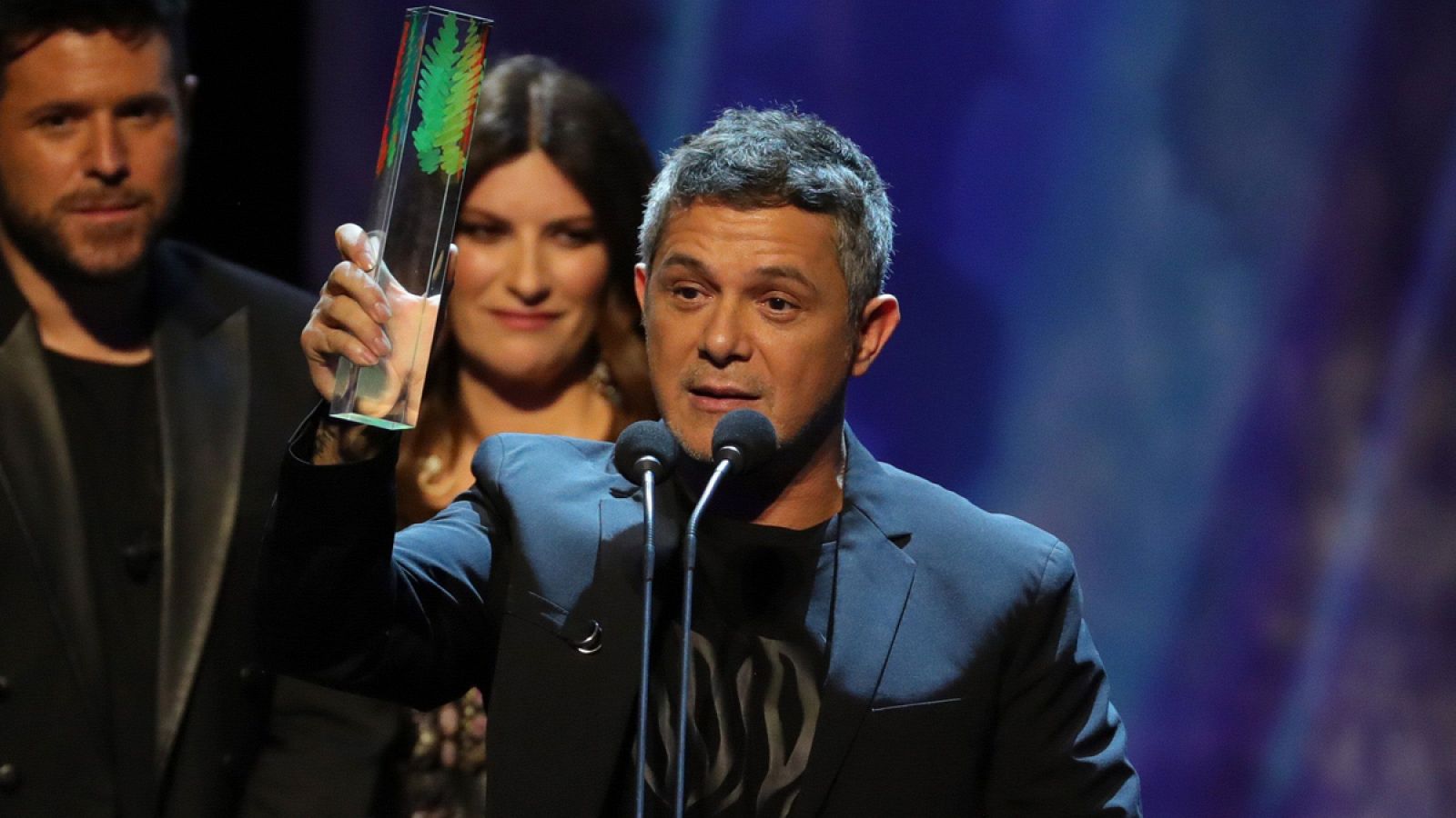 El cantante y compositor Alejandro Sanz, tras recibir el premio por su trabajo "#ElDisco".