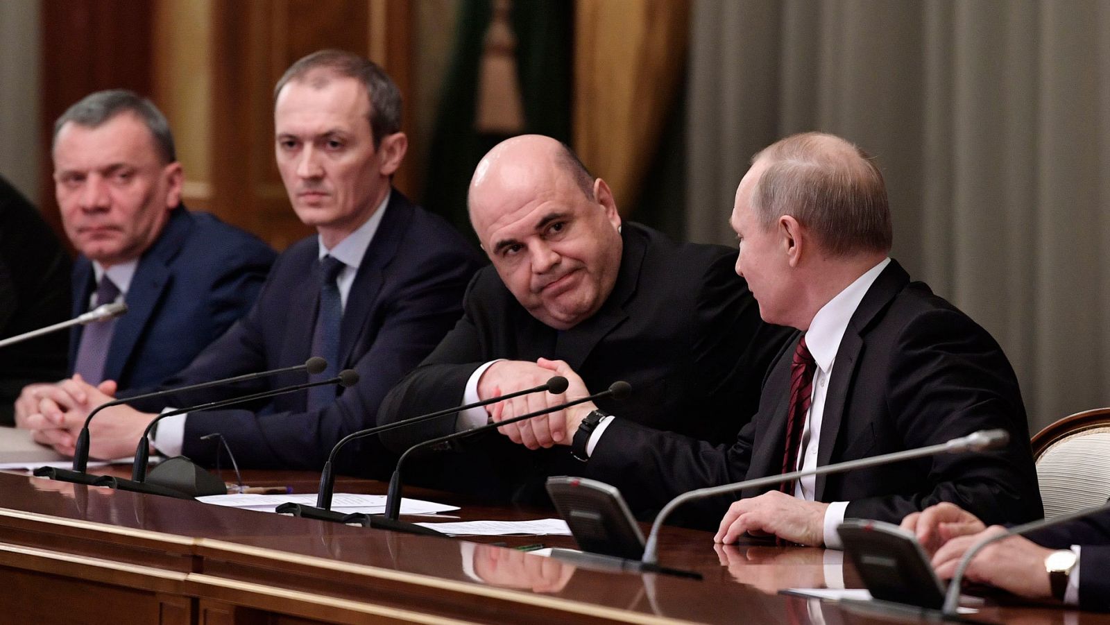 El presidente de Rusia, Vladímir Putin, estrecha la mano con el nuevo primer ministro del país, Mijaíl Mishustin, en la primera reunión con el nuevo Ejecutivo.