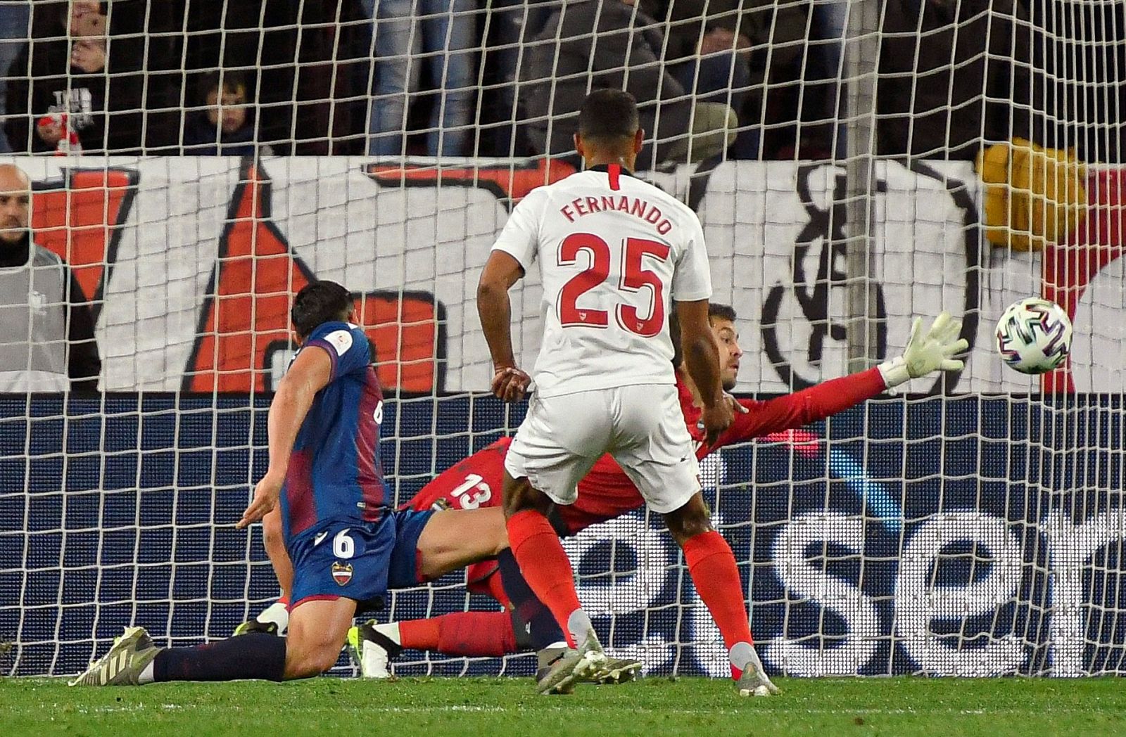 El delantero del Sevilla Fernando Reges (c) marca el primer gol de su equipo ante el Levante