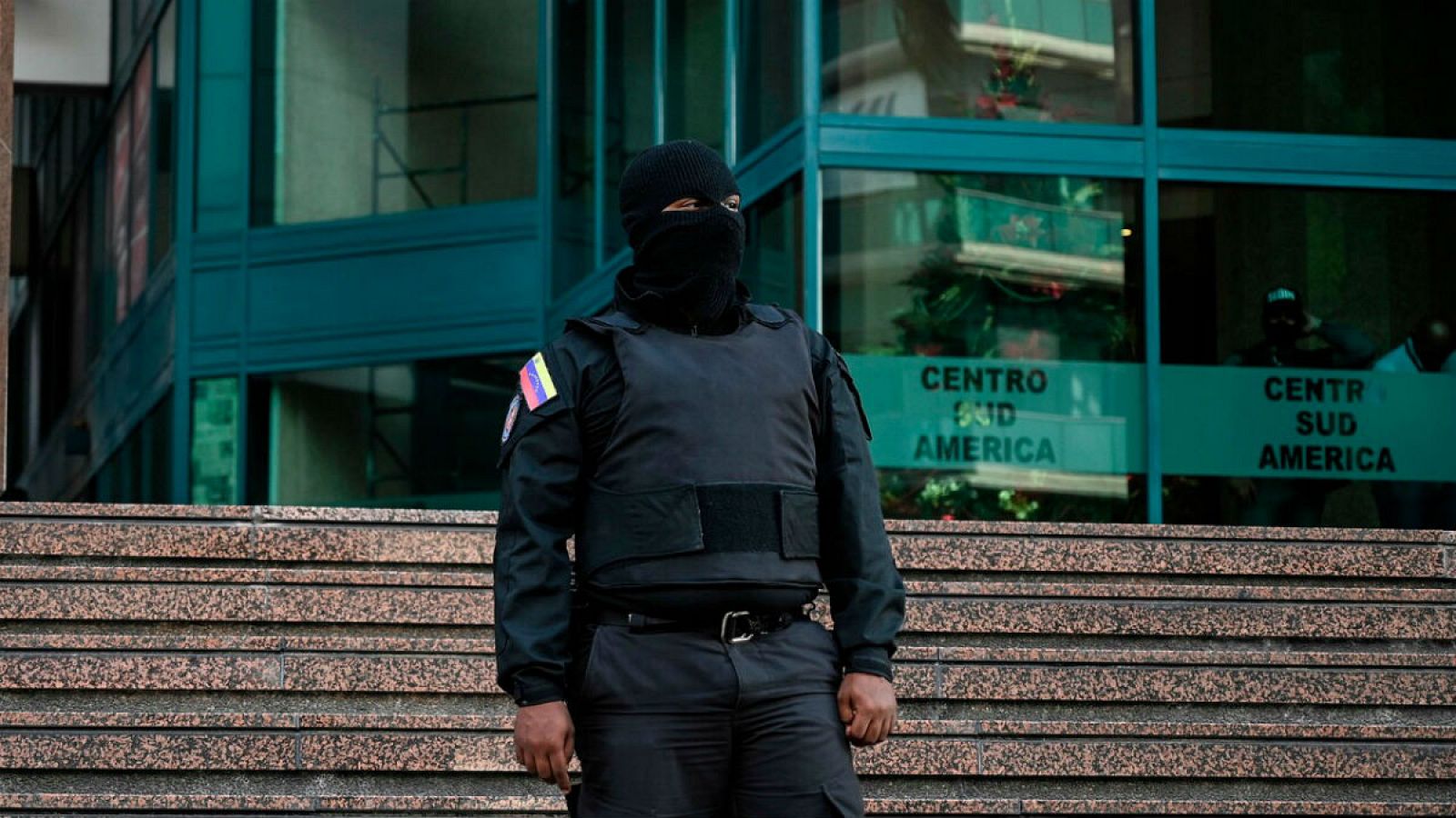 Un agente del Servicio Bolivariano de Inteligencia Nacional (SEBIN) delante del edificio en la que se encuentra la oficina de Juan Guaidó.