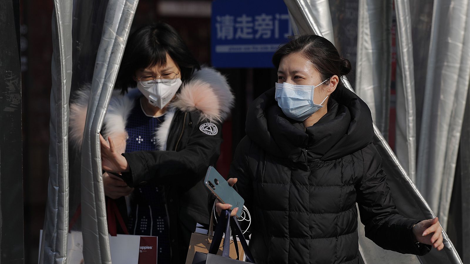 Varios ciudadanos chinos, protegidos con mascarillas ante la amenaza del coronavirus