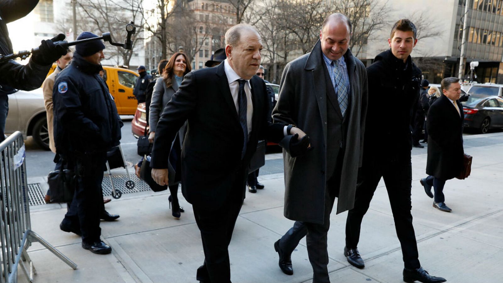 El antiguo productor de cine y magnate, Harvey Weinstein, llega a Nueva York acompañado de sus abogados para enfrentarse al juicio que decidirá si es culpable de abusos sexuales.