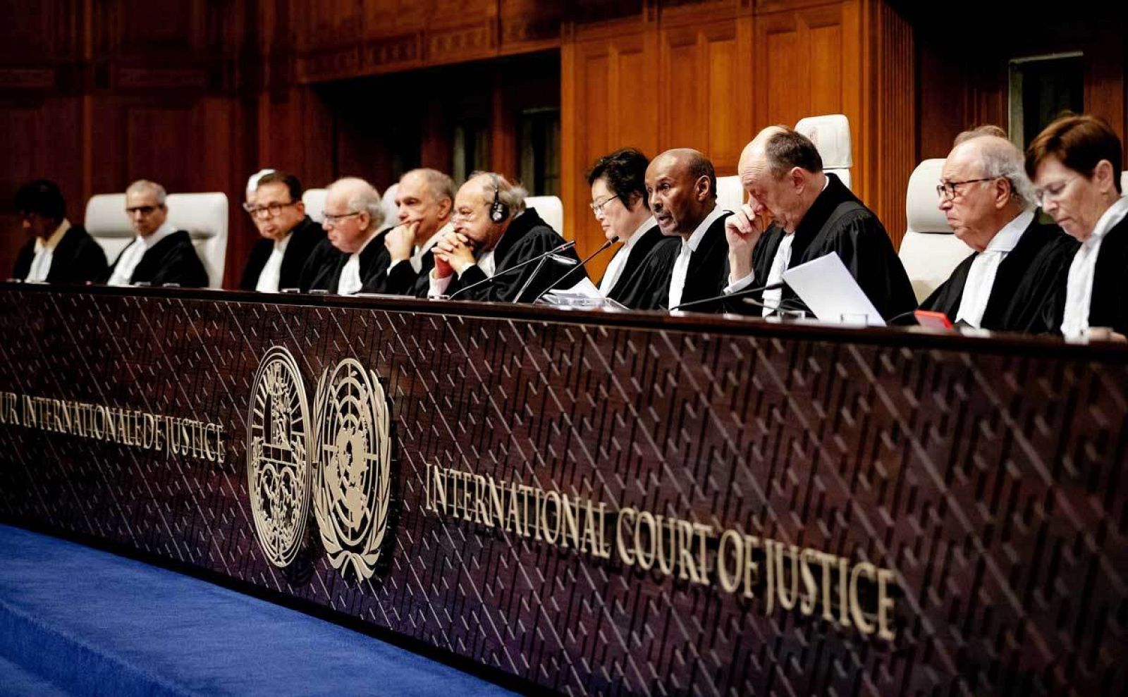 El presidente de la Corte Internacional de Justicia, Abdulqawi Ahmed Yusuf (4-R), dictaminó en la demanda presentada por Gambia contra Myanmar, durante una sesión judicial en La Haya, Países Bajos, el 23 de enero de 2020.