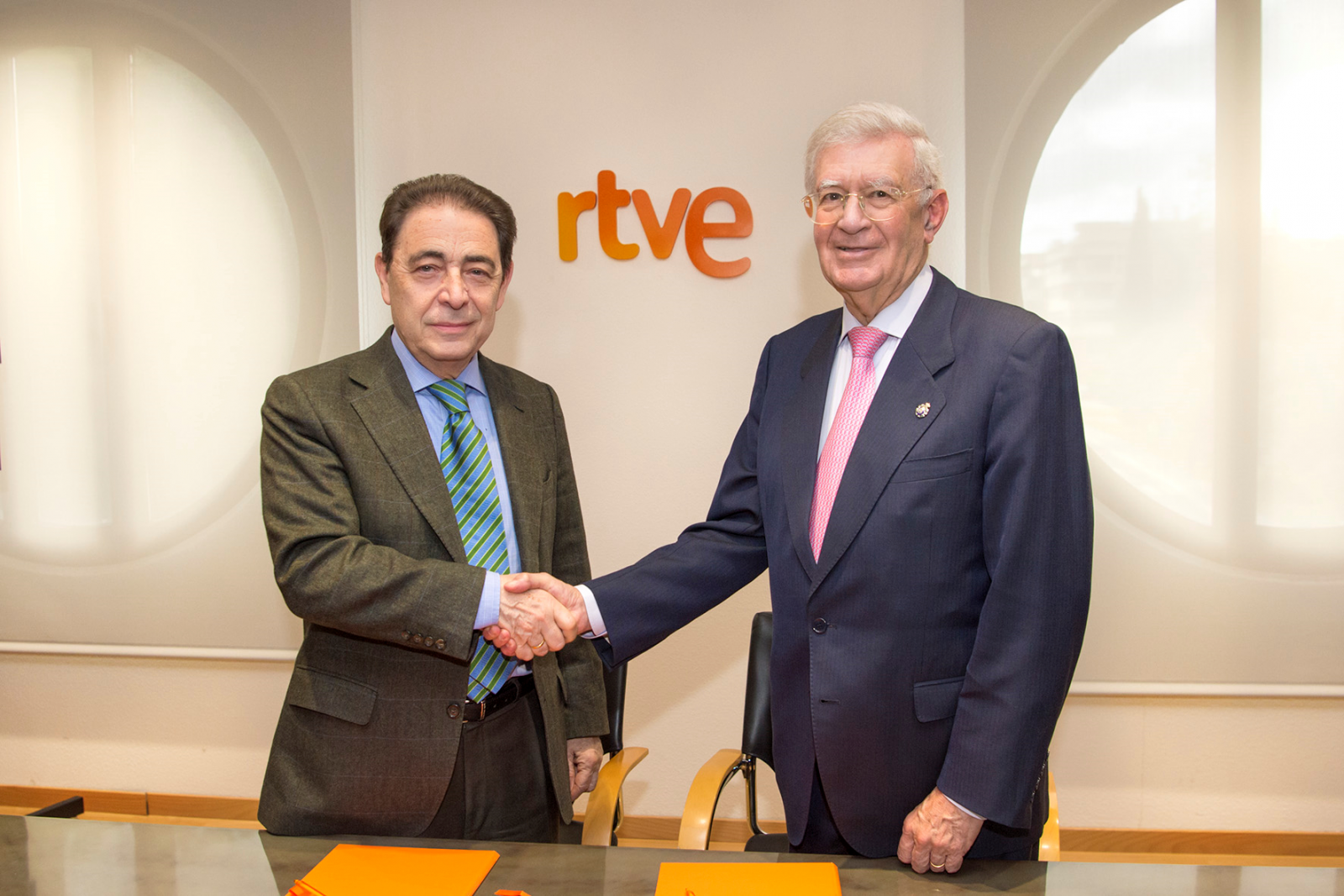 Federico Montero, director general corporativo de RTVE y Antonio Colino, presidente de la Real Academia de Ingeniería, renuevan el convenio entre RTVE y la Real Academia de Ingeniería