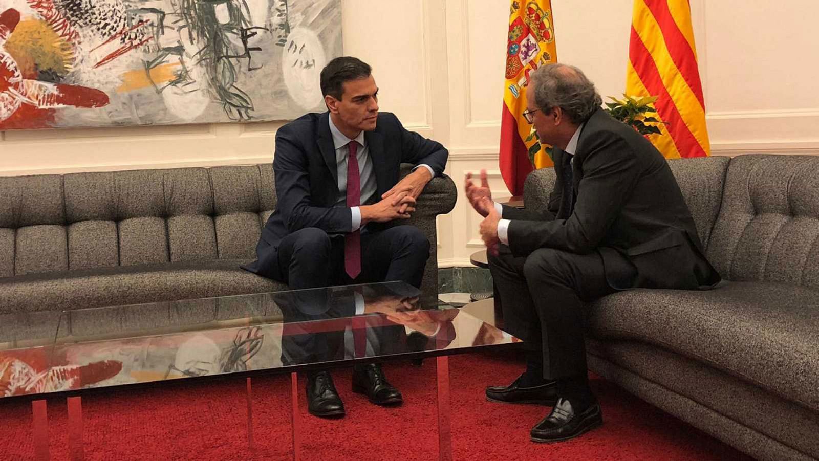 El presidente del Gobierno, Pedro Sánchez, charla con el presidente de la Generalitat, Quim Torra, en una imagen de archivo.