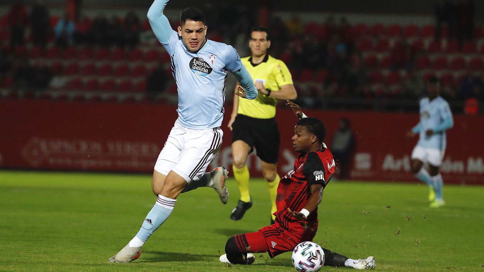 El delantero uruguayo del Celta de Vigo Gabriel Fernández (i), y el centrocampista de Martinica del Mirándés, Michael Malsa, durante el partido.