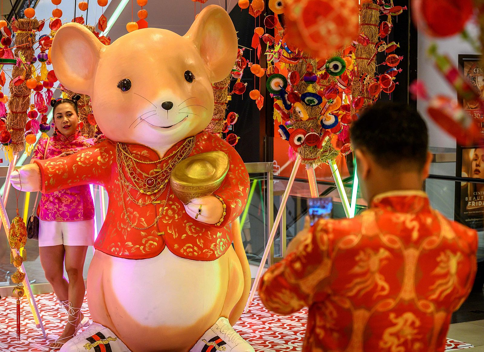 Una mujer celebra el tradicional año chino de 'a rata'