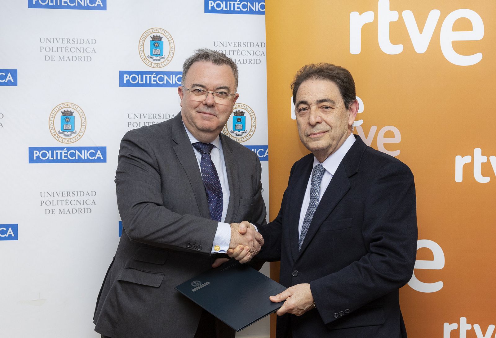 El director general corporativo de RTVE, Federico Montero y el rector de la Universidad Politécnica de Madrid, Guillermo Cisneros, renuevan la Cátedra RTVE-UPM 