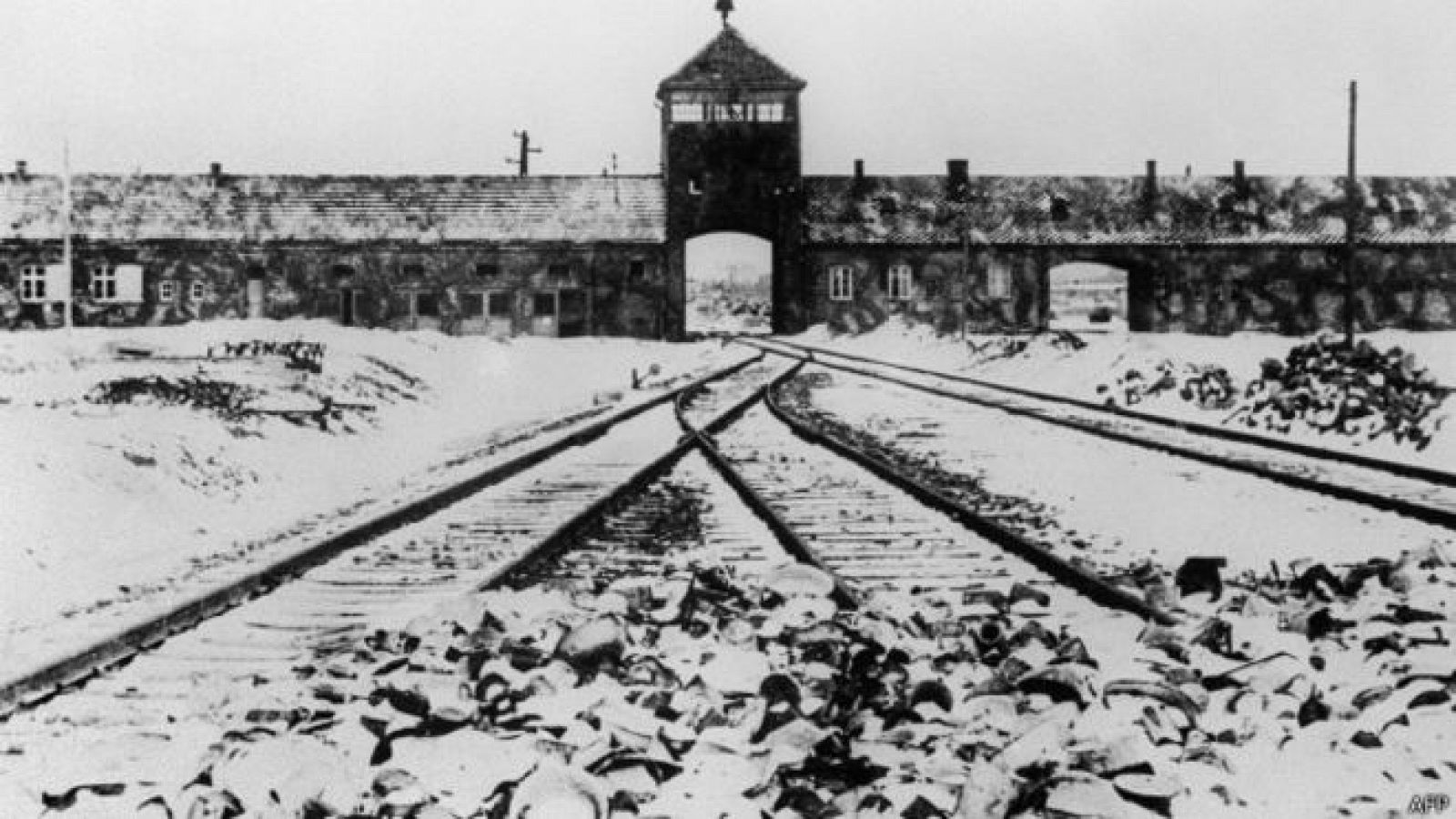 La entrada al campo principal de Auschwitz, tras la huida de los guardianes nazis