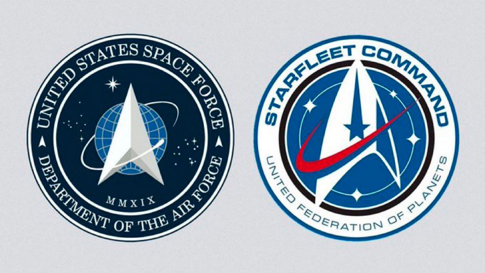 El logo de las Fuerzas Espaciales de Estados Unidos (i) y el de la Flota Estelar de 'Star Trek' (d).