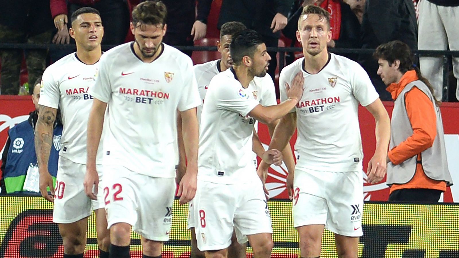 Los jugadores del Sevilla celebran el 1-0, anotado por Luuk de Jong (d).