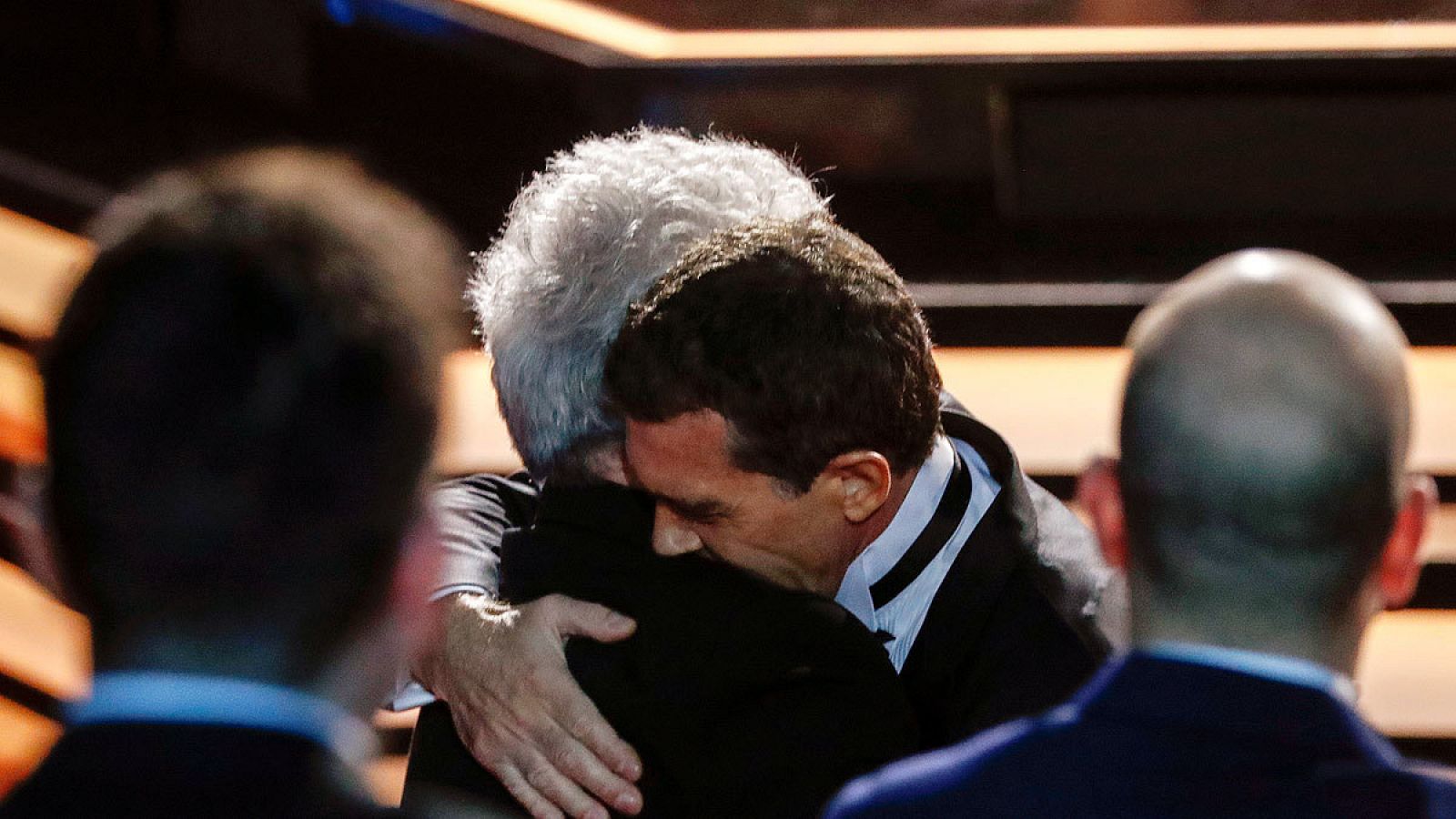 Pedro Almodóvar y Antonio Banderas se abrazan durante la gala de los Premios Goya.