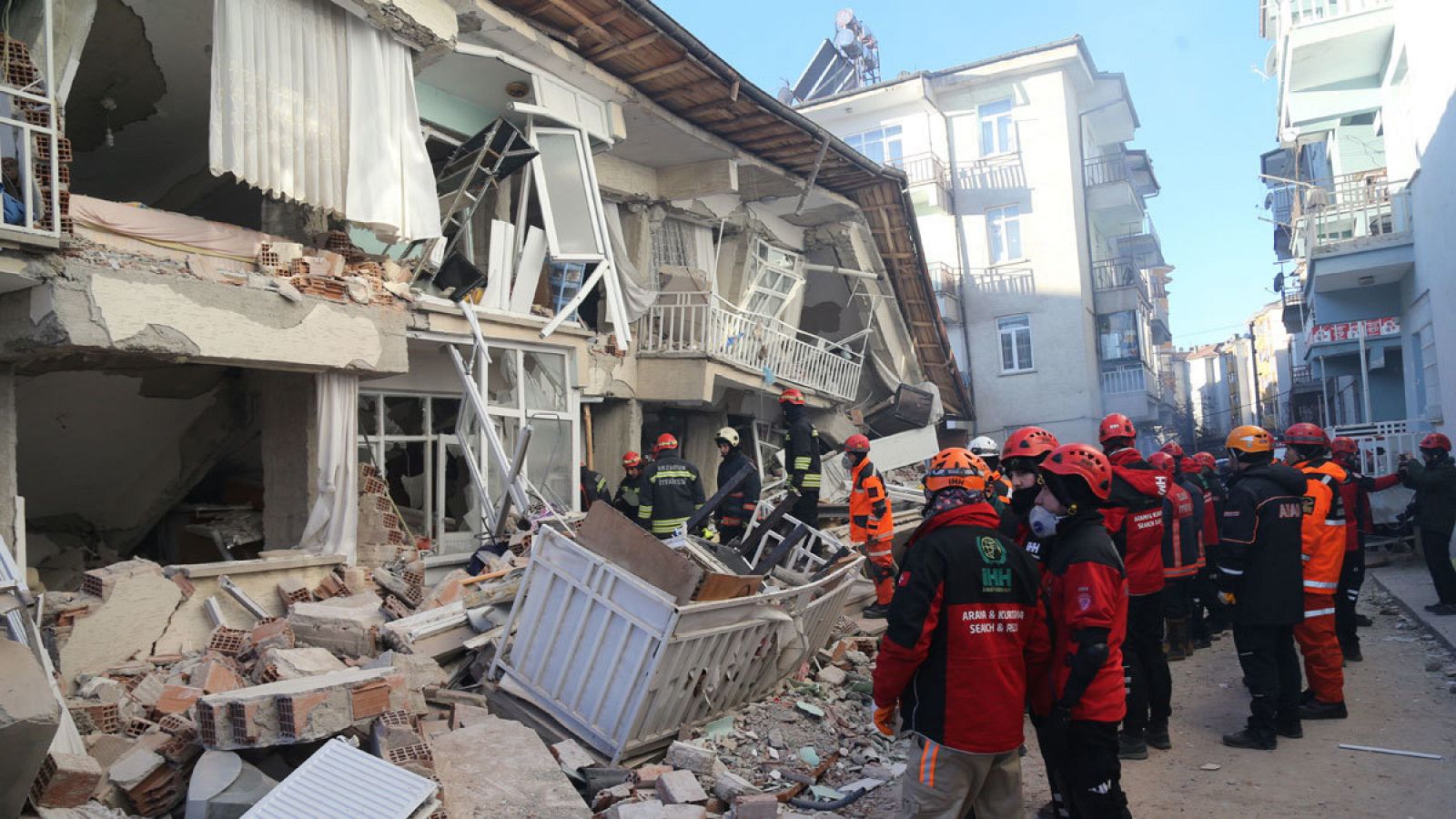 Los servicios de rescate trabajando en uno de los edificios derrumbados en Turquía.