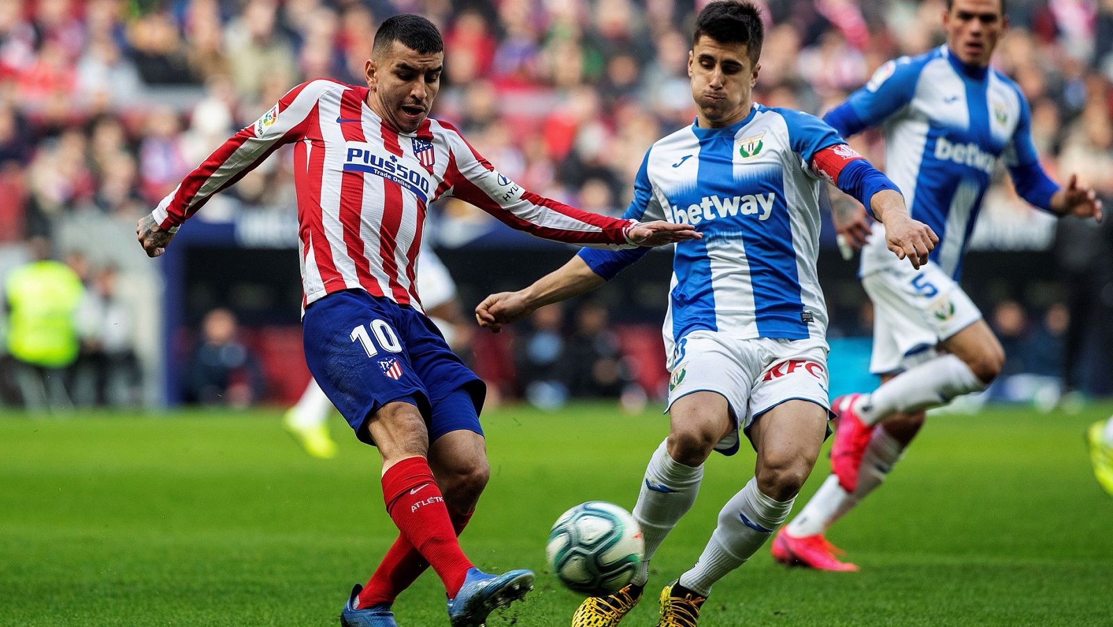 Ángel Correa, del Atlético, prueba un disparo ante Unai Bustinza, del Leganés.