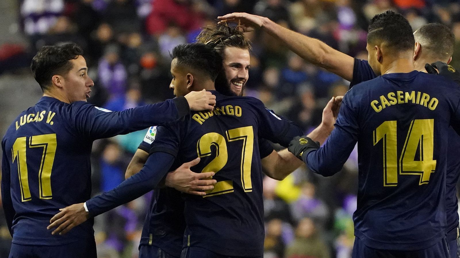 El defensa del Real Madrid, Nacho Fernández (C), felicitado por sus compañeros tras marcar el primer y único gol del encuentro