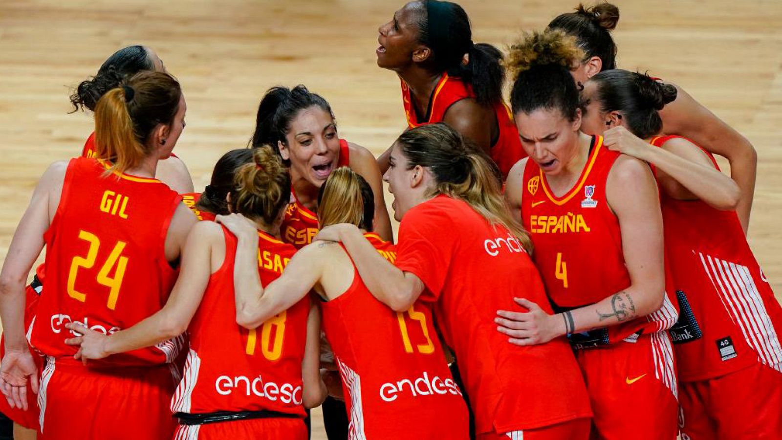 Las jugadoras de la selección femenina de baloncesto se conjuran antes de un partido.