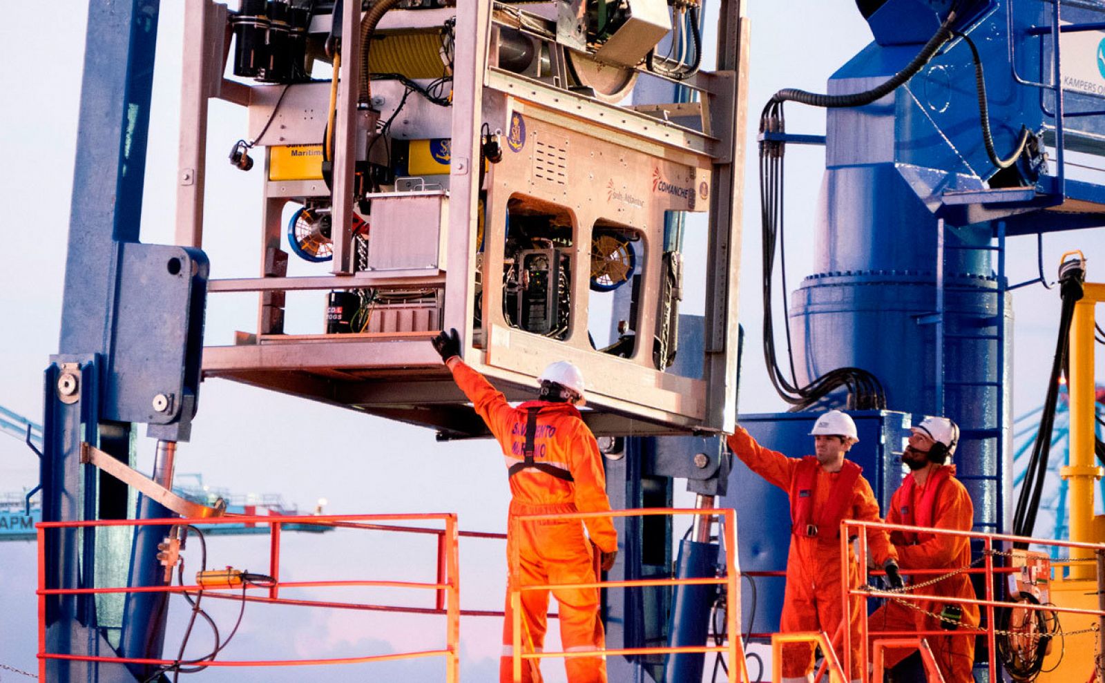 Varios operarios trabajan en la instalación del sonar del Instituto Español de Oceanografía y del robot submarino en el barco "Clara Campoamor", de Salvamento Marítimo