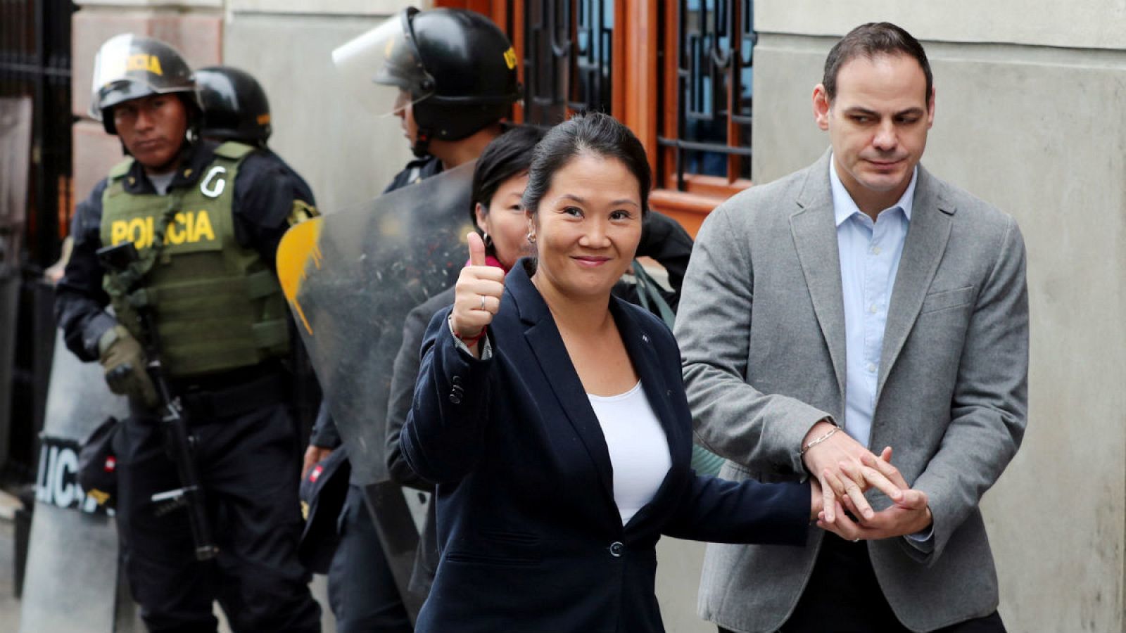 La hija del exmandatario Alberto Fujimori, acompañada por su marido, Mark Vito, a su llegada a los juzgados.