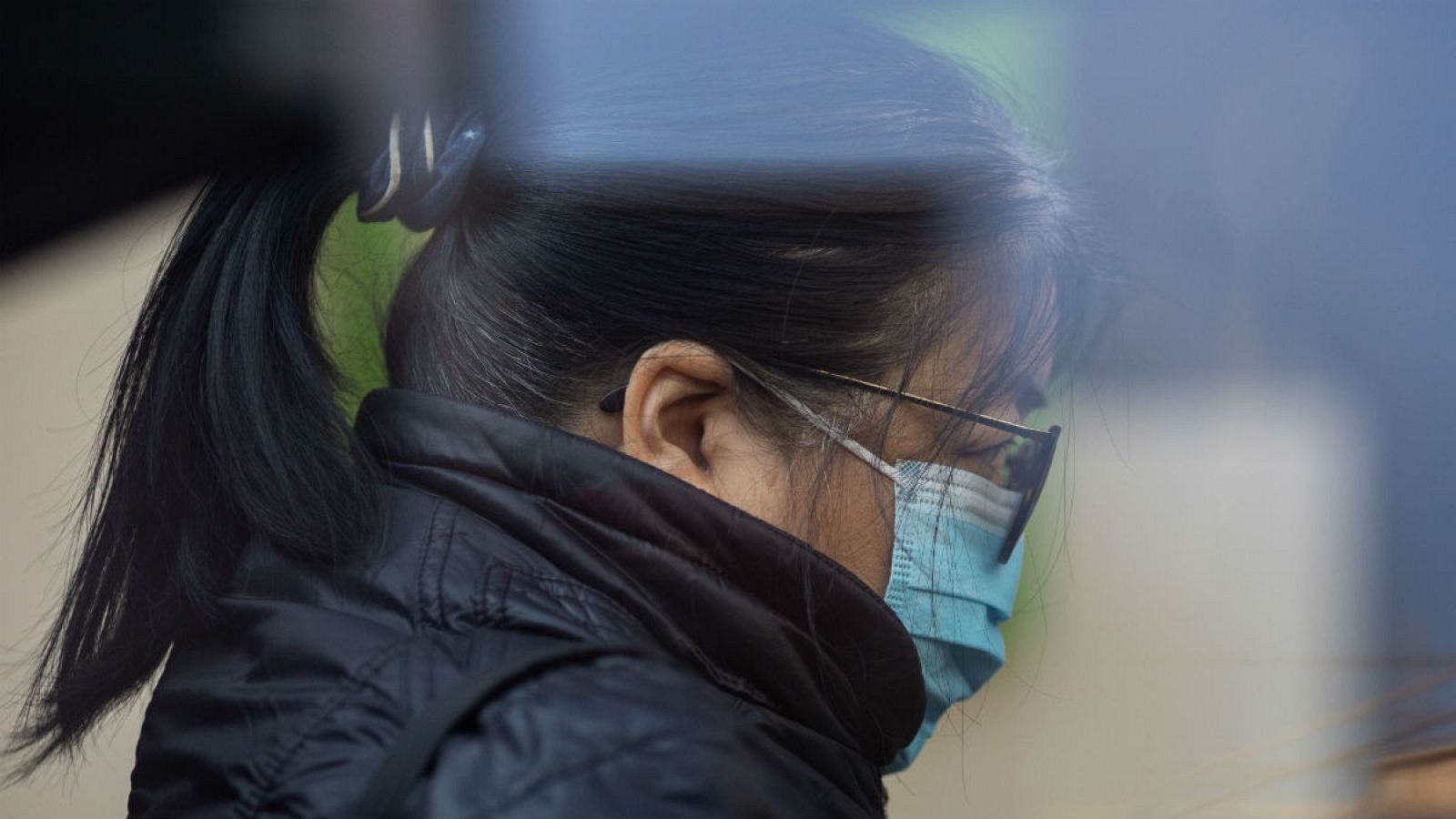 Con ya 132 muertos en China, una mujer hace cola para obtener mascarillas en una farmacia de Hong Kong.