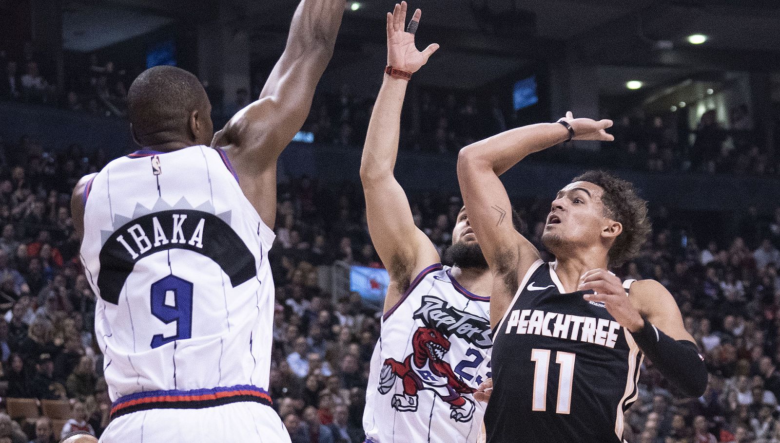 Serge Ibaka lanza a canasta ante la defensa de Trae Young.