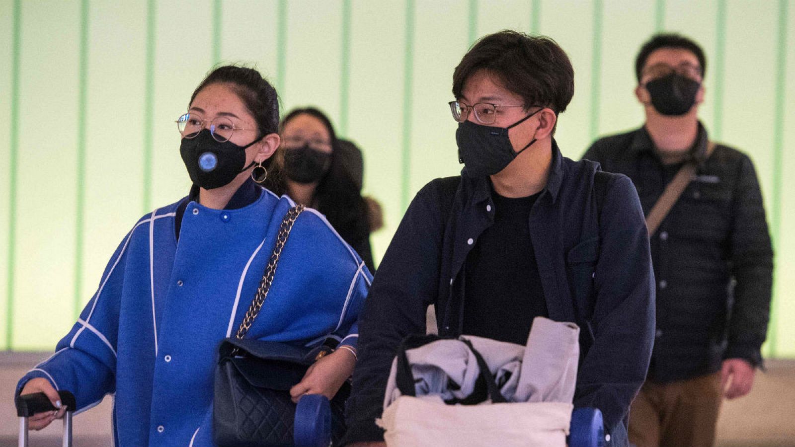 En el aeropuerto de Los Ángeles, los pasajeros portan mascarillas para prevenir los ya constantes contagios por el coronavirus chino.