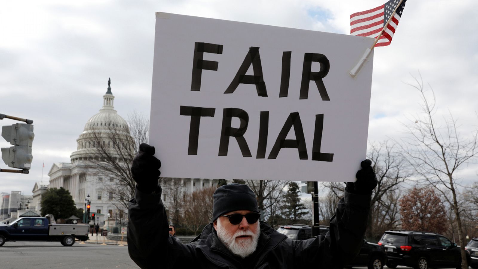 Un activista pide un "juicio justo" frente al Capitolio en Washington